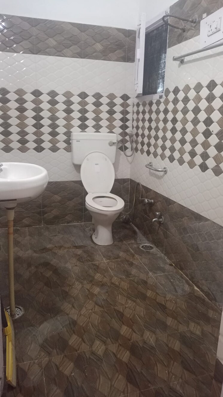 Bathroom, sector 37 2 Bedroom 1000 Sq.Ft. Builder Floor In Sector 37 Chandigarh 8918081