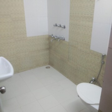 Master Bedroom in 6 BHK Villa at Gomti Nagar – for Sale