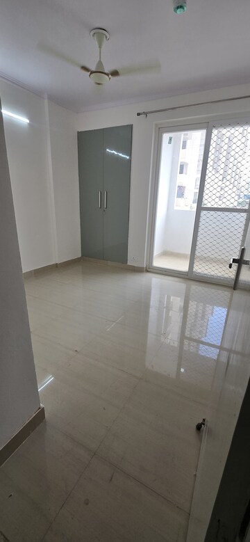 Room in 3 BHK Apartment at Amrapali Riverview, Amrapali Leisure Valley – for Rent