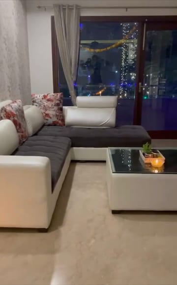 Living Room in 3 BHK Builder Floor at Auram Floor, South City 2 – for Rent