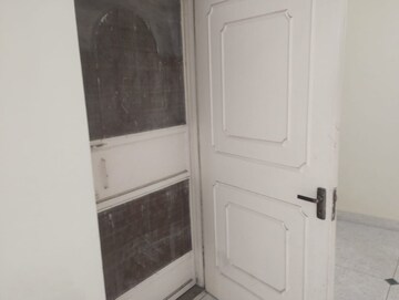 Bathroom in 2.5 BHK Builder Floor at Unitech Arcadia, South City 2 – for Sale