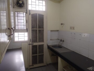 Kitchen in 2.5 BHK Builder Floor at Unitech Arcadia, South City 2 – for Sale
