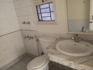 Bathroom in 2.5 BHK Builder Floor at Unitech Arcadia, South City 2 – for Sale