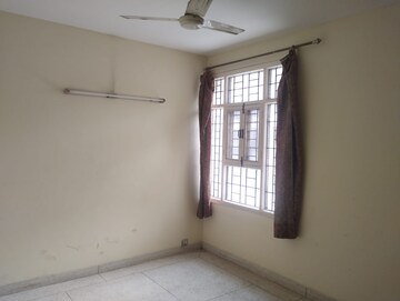 Room in 2.5 BHK Builder Floor at Unitech Arcadia, South City 2 – for Rent
