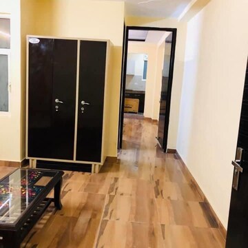 Building Lobby in 1.5 BHK Builder Floor at DLF Pink Town House, Dlf City Phase 3 – for Rent