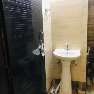 Bathroom in 1.5 BHK Builder Floor at DLF Pink Town House, Dlf City Phase 3 – for Rent