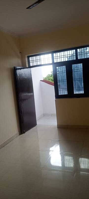 2 BHK Apartment For Rent in Shanti Devi Apartments, Jankipuram