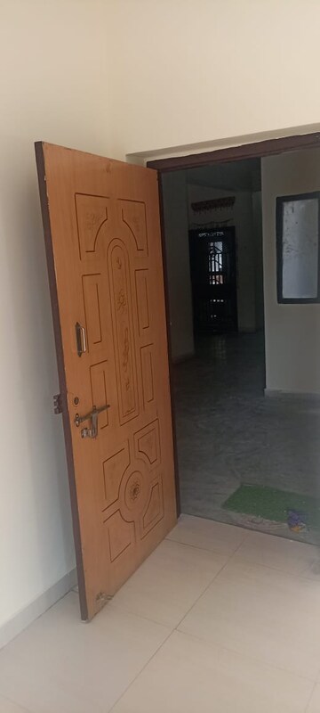 Room in 2 BHK Apartment at Shanti Devi Apartments, Jankipuram – for Rent