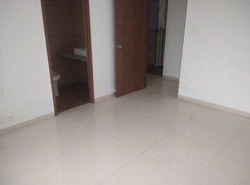 Room in 3 BHK Apartment at Kalpataru Immensa, Kolshet Road – for Rent
