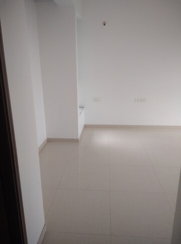 Room in 3 BHK Apartment at Kalpataru Immensa, Kolshet Road – for Rent