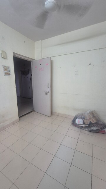 Furnished Amenities in 1 RK Apartment at Swapnapurti CHS Kandivali, Kandivali East – for Rent