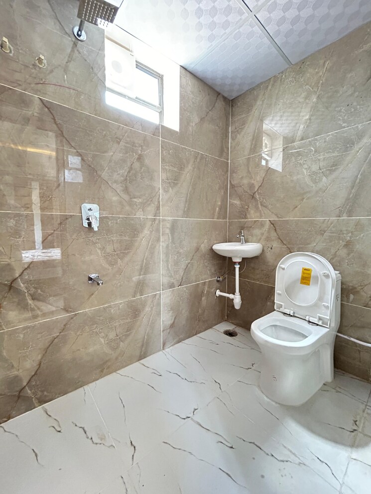 Bathroom, dlf phase i 4 Bedroom 500 Sq.Yd. Builder Floor In Dlf Phase I Gurgaon 8918386
