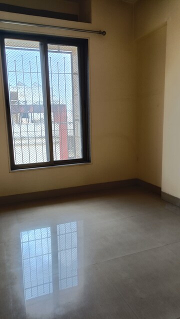 Room in 1.5 BHK Apartment at Madhav Palacia, Ghodbunder Road – for Rent
