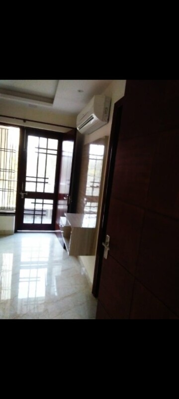 Room in 3 BHK Builder Floor at Sector 46 – for Rent