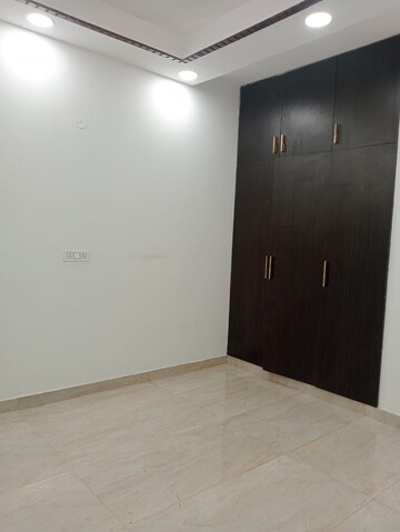 Room in 3 BHK Apartment at Arun Vihar Sector 37, Sector 37 – for Rent
