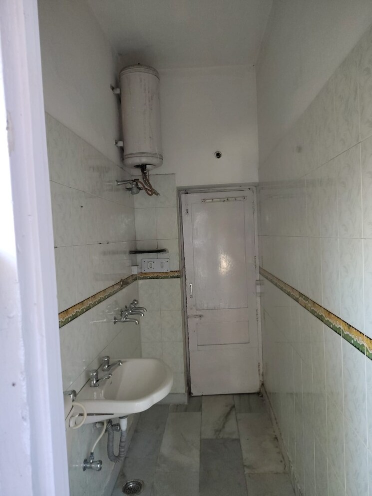 Bathroom, sector 15 2 Bedroom 300 Sq.Yd. Builder Floor In Sector 15 Chandigarh 8918495