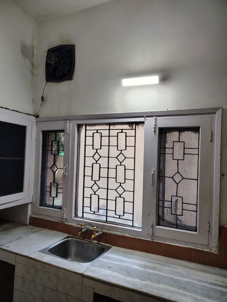 Room, sector 15 2 Bedroom 300 Sq.Yd. Builder Floor In Sector 15 Chandigarh 8918495