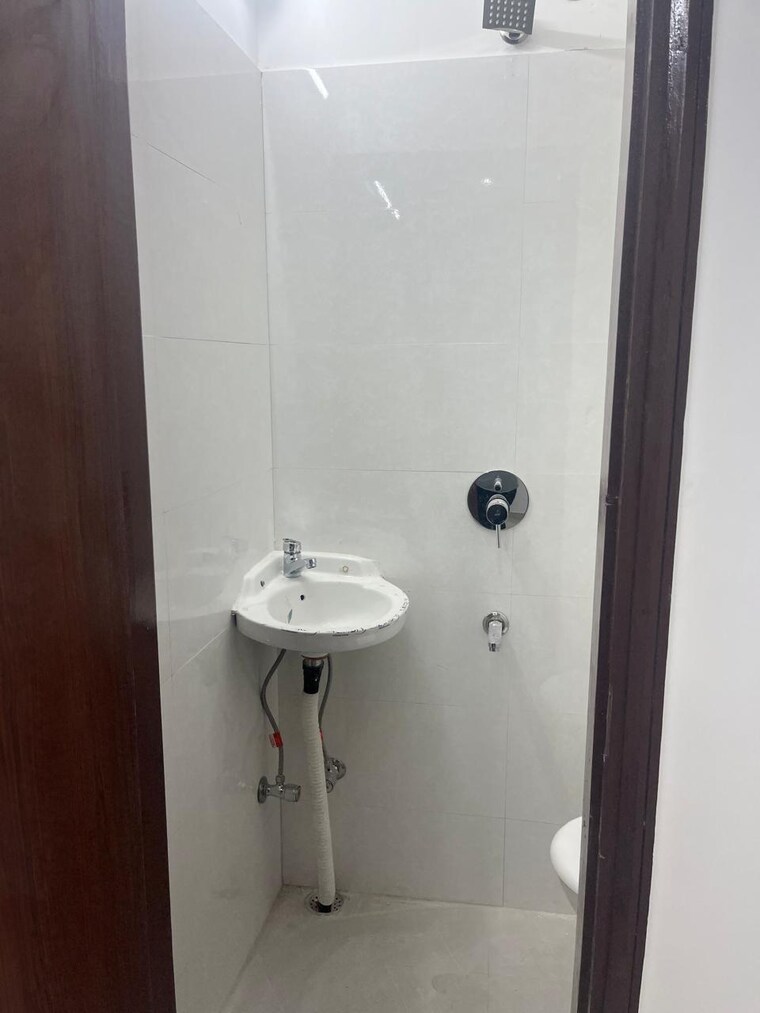 Bathroom, kailash colony 3 Bedroom 1300 Sq.Ft. Builder Floor In Kailash Colony Delhi 8918556