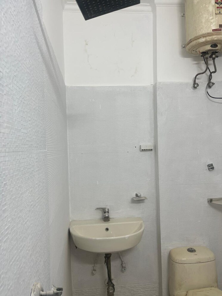 Bathroom, kailash colony 3 Bedroom 1300 Sq.Ft. Builder Floor In Kailash Colony Delhi 8918556