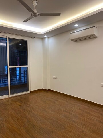 Room in 4 BHK Villa at Dlf Phase iv – for Rent
