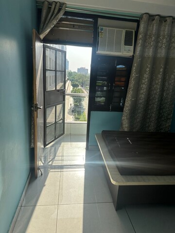 Room in 3 BHK Apartment at DLF Star Mall, Sector 30 – for Rent