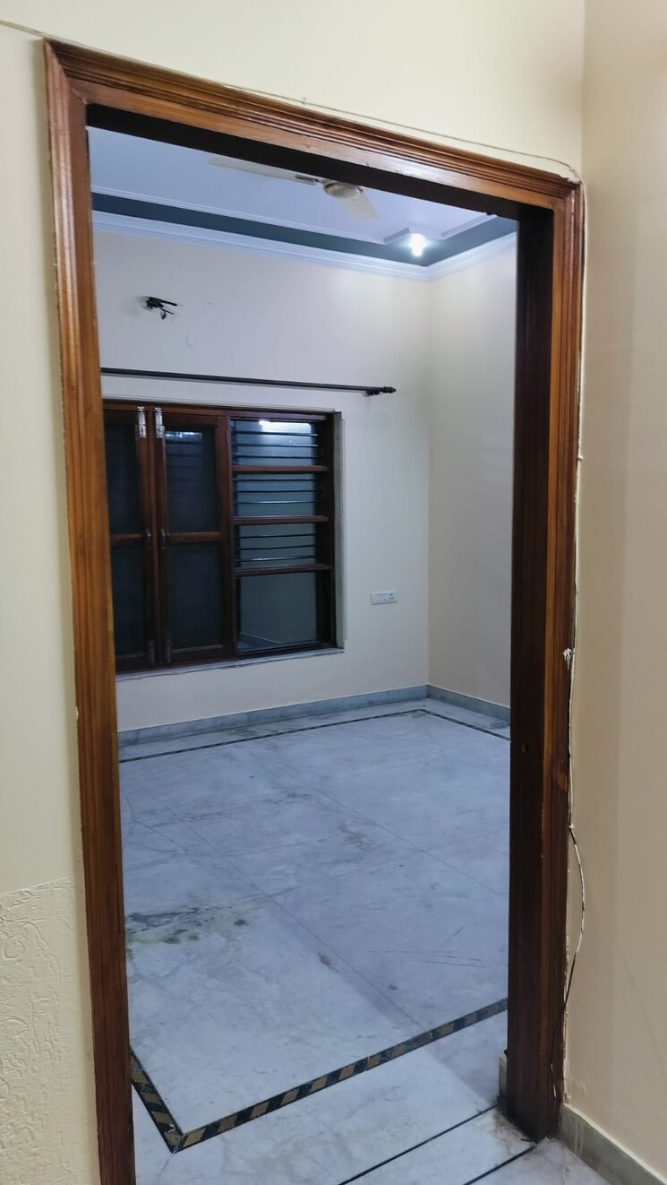 Room, sector 31 2 Bedroom 900 Sq.Ft. Builder Floor In Sector 31 Gurgaon 8918644