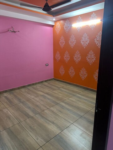 Room in 3 BHK Apartment at DLF Star Mall, Sector 30 – for Rent