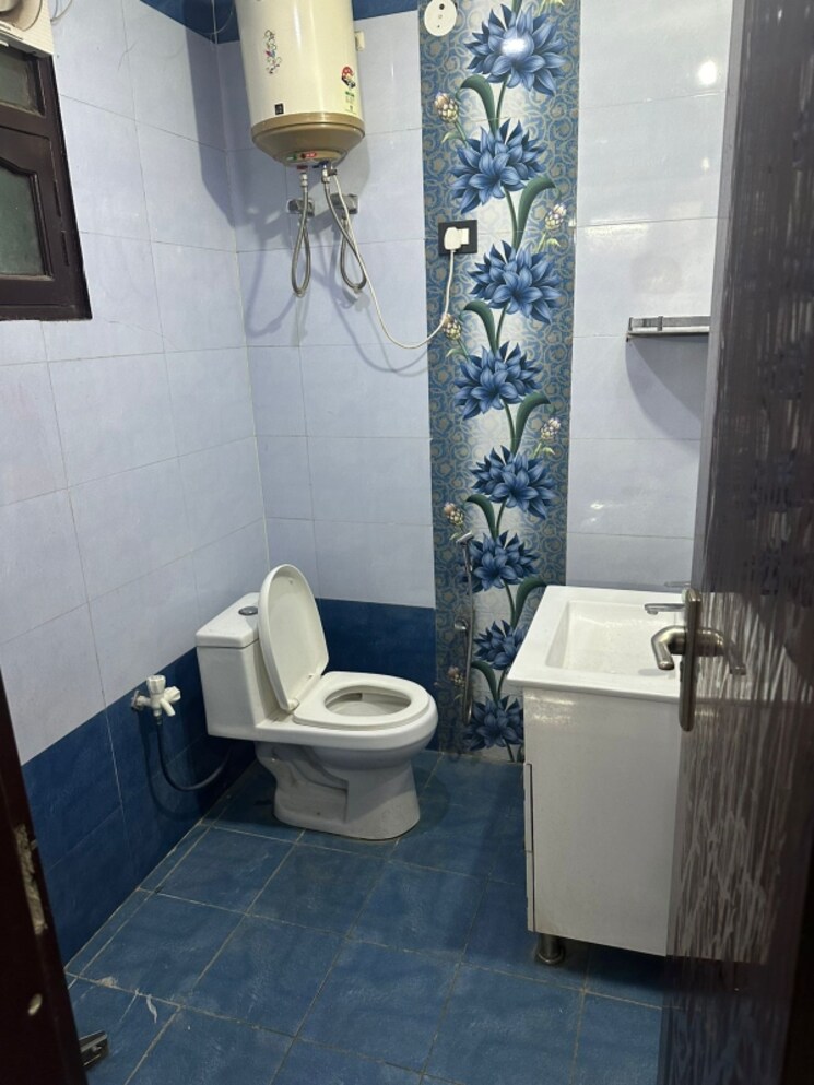 Bathroom, dlf-star-mall 3 Bedroom 1450 Sq.Ft. Apartment In Sector 30 Gurgaon 8918655