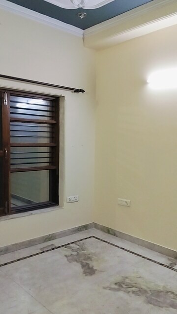 Room in 2 BHK Builder Floor at Sector 31 – for Rent
