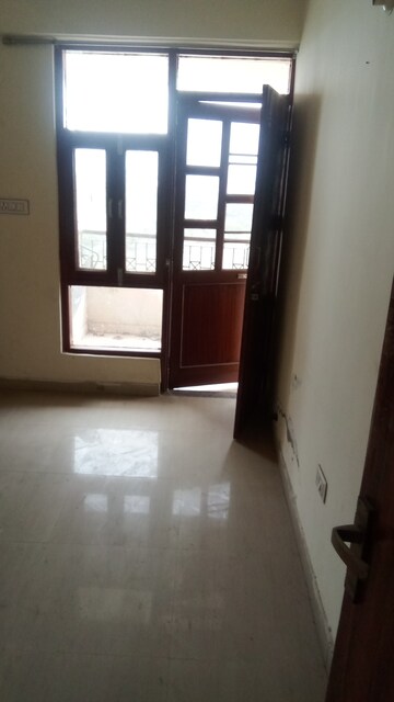 Room in 2 BHK Apartment at Parker White Lily, Sector 8 – for Rent