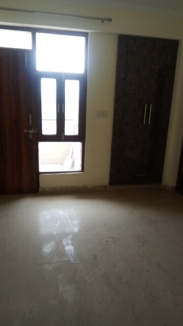 Room in 2 BHK Apartment at Parker White Lily, Sector 8 – for Rent