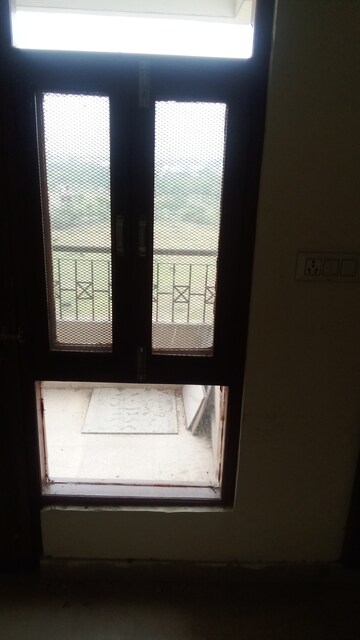 Room in 2 BHK Apartment at Parker White Lily, Sector 8 – for Rent