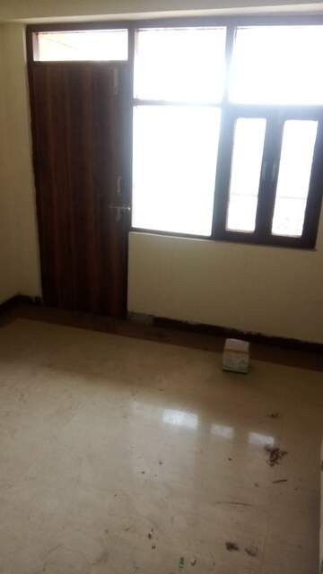 Room in 2 BHK Apartment at Parker White Lily, Sector 8 – for Rent
