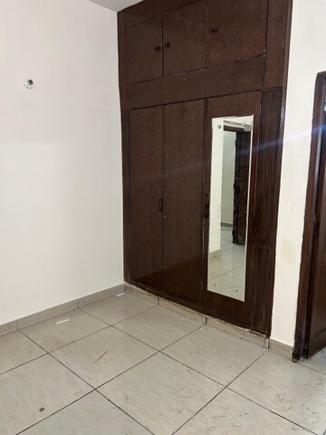 Room in 4 BHK Apartment at Jubilee Apartments, Sector 15 – for Rent