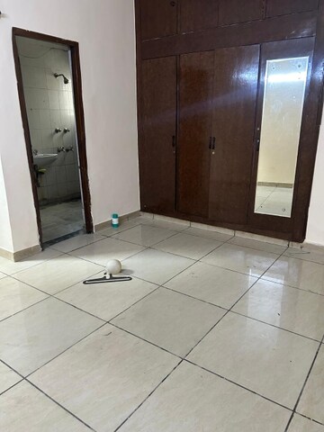 Room in 4 BHK Apartment at Jubilee Apartments, Sector 15 – for Rent