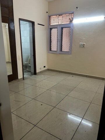 Room in 4 BHK Apartment at Jubilee Apartments, Sector 15 – for Rent
