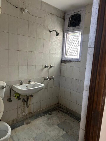 Bathroom in 4 BHK Apartment at Jubilee Apartments, Sector 15 – for Rent