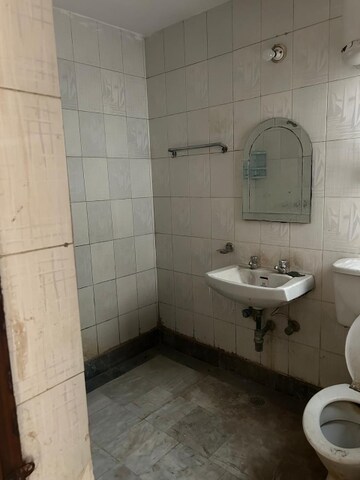 Bathroom in 4 BHK Apartment at Jubilee Apartments, Sector 15 – for Rent