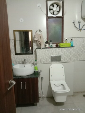 Bathroom in 3 BHK Builder Floor at Unitech South City 1, South City 1 – for Rent