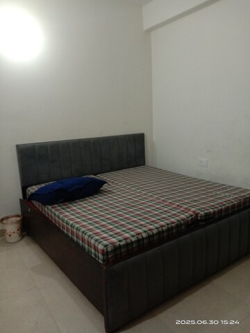Bedroom in 3 BHK Builder Floor at Unitech South City 1, South City 1 – for Rent