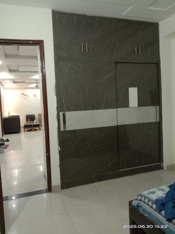 Bathroom in 3 BHK Builder Floor at Unitech South City 1, South City 1 – for Rent
