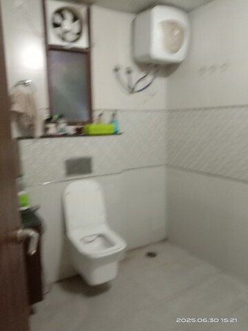 Bathroom in 3 BHK Builder Floor at Unitech South City 1, South City 1 – for Rent