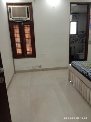 Room in 3 BHK Builder Floor at Unitech South City 1, South City 1 – for Rent