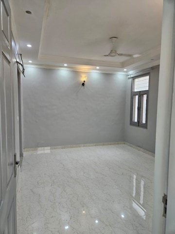 Room in 6+ BHK Independent House at New Friends Colony – for Rent