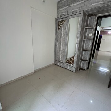 Room in 2.5 BHK Apartment at Raj Horizon, Beverly Park – for Rent