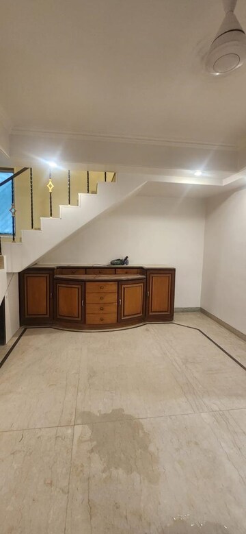 Room in 4 BHK Villa at Deonar – for Rent