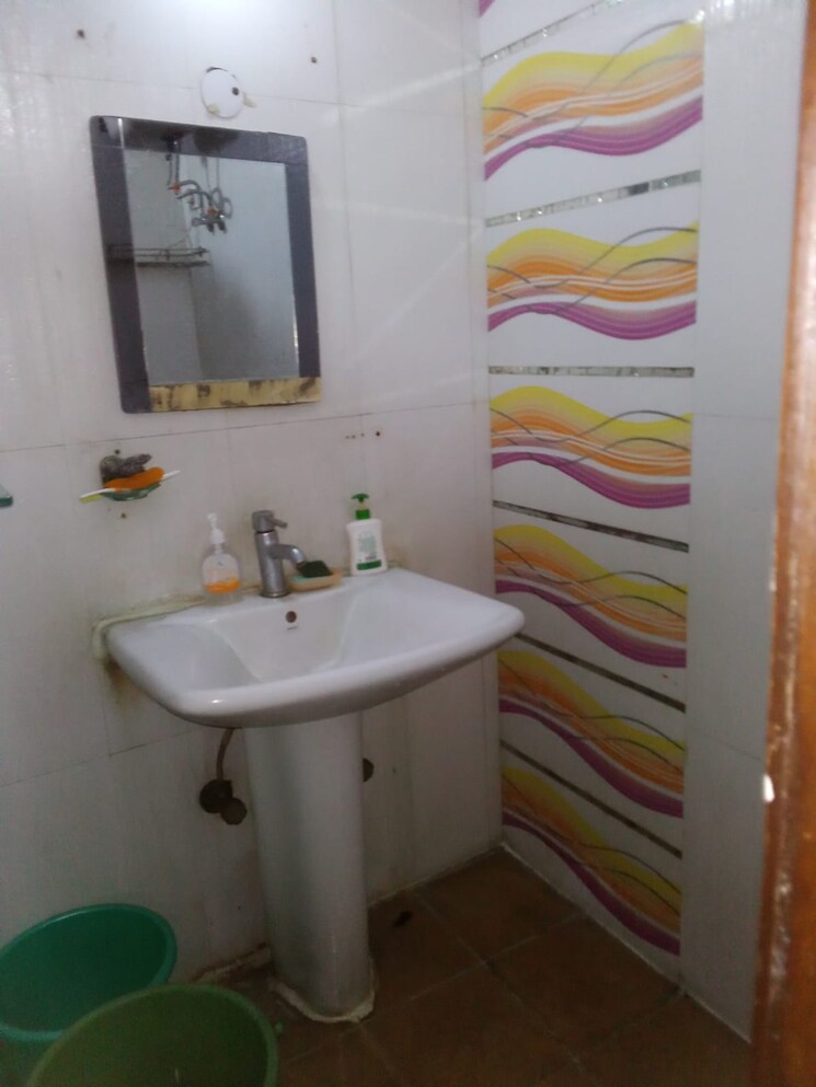 Bathroom, south extension Pg For Girls In South Extension 8918880