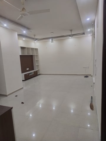 Master Bedroom in 3 BHK Apartment at Omaxe R2, Gomti Nagar – for Rent
