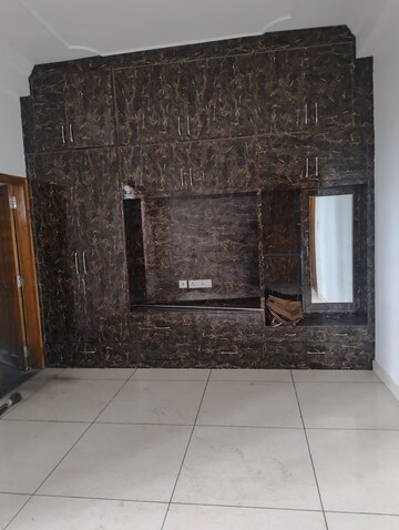 Furnished Amenities in 3.5 BHK Apartment at Omaxe R2, Gomti Nagar – for Rent
