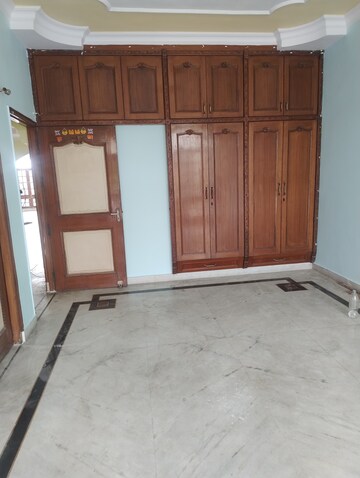 Furnished Amenities in 3.5 BHK Apartment at Omaxe R2, Gomti Nagar – for Rent